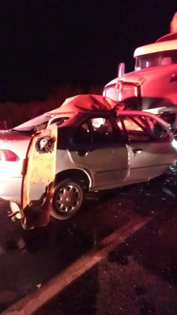 Choca de frente con tráiler por La Costera en Angostura