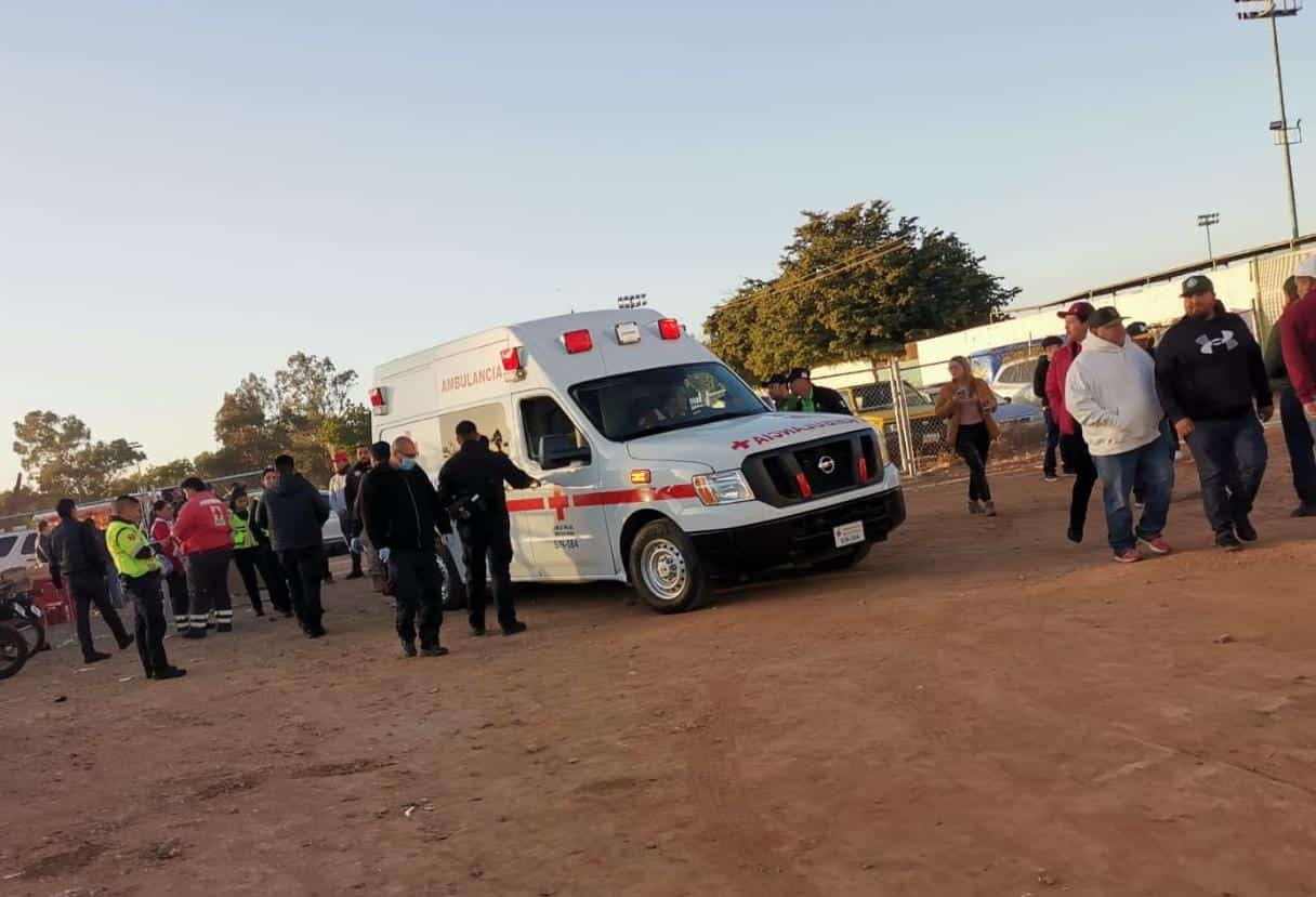 Hombre cae desvanecido a las afueras del Chevron Park en Los Mochis