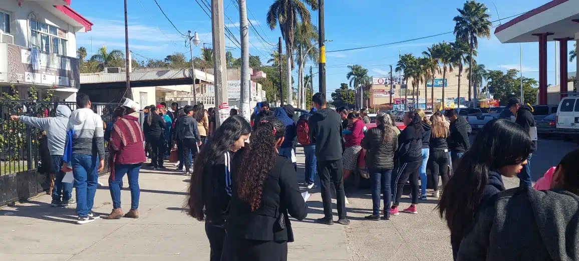 Largas filas por Beca Benito Juárez en Los Mochis