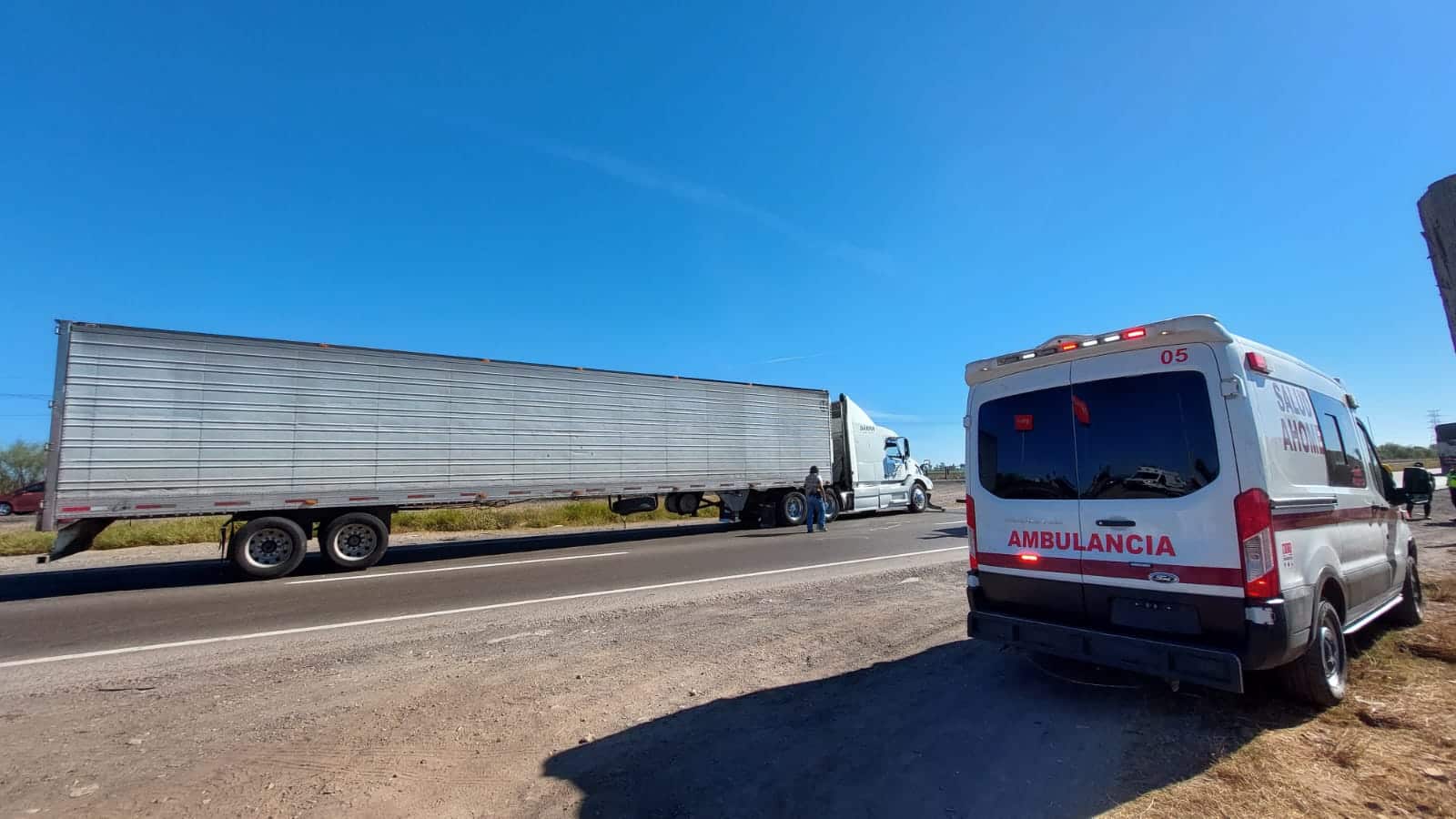 Choque entre camión de pasajeros y tráiler por la México 15