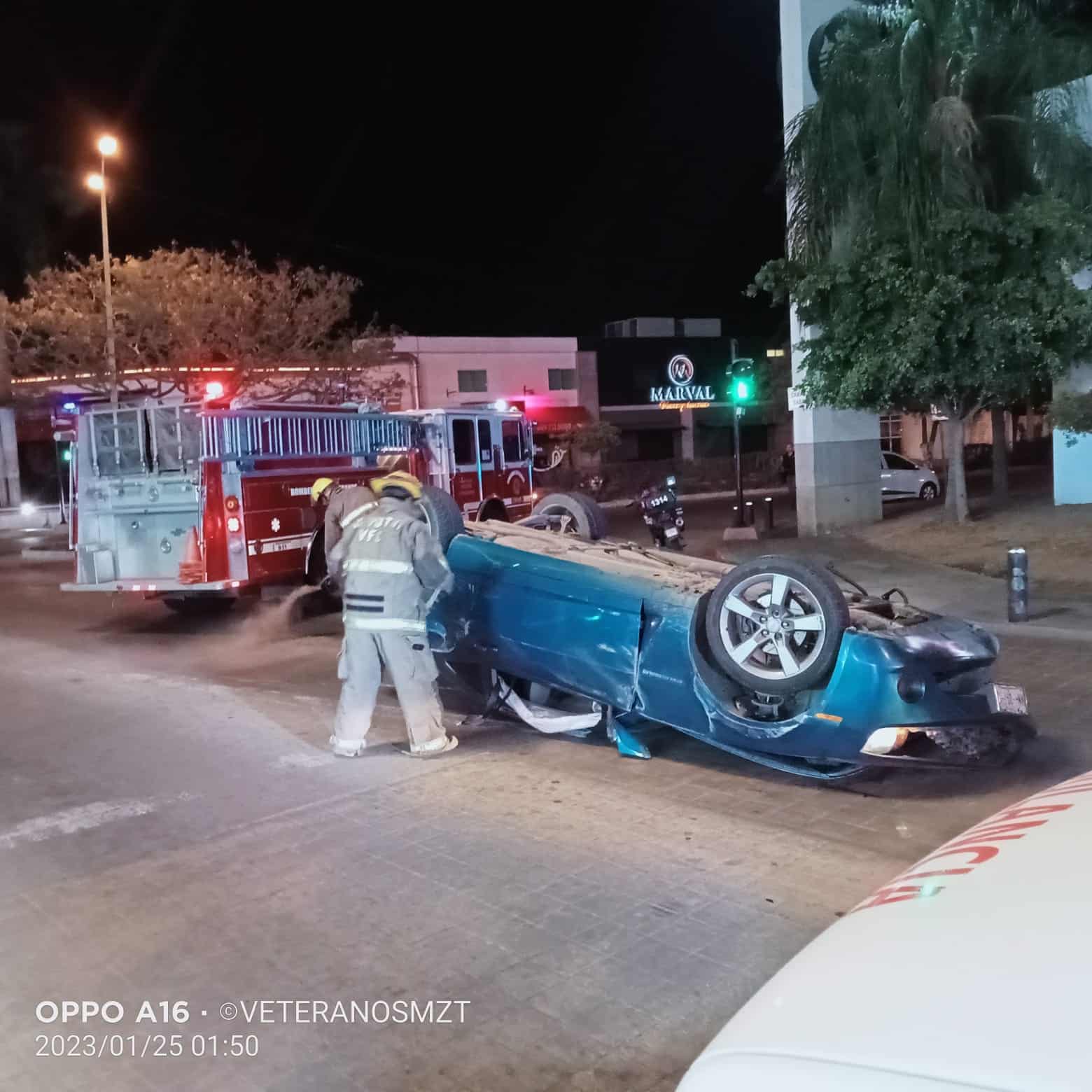 Salió volando una llanta! Viajaban en un Camaro, pierden el control del  volante y vuelcan en Mazatlán | Línea Directa