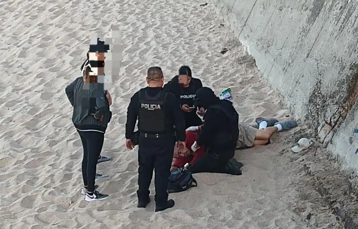 Antonio cae de una altura de casi tres metros en el malecón de Mazatlán; policías lo auxilian