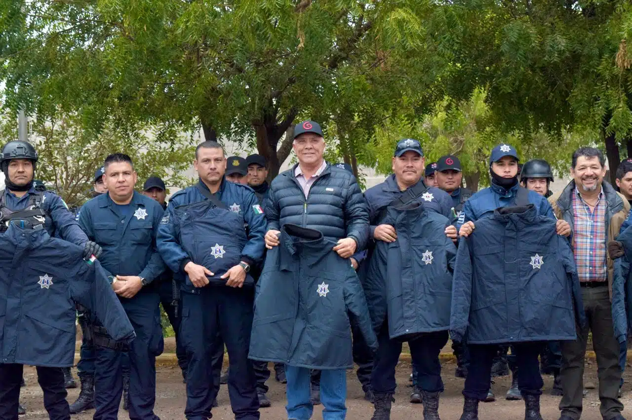 Alcalde de El Fuerte les entrega chamarras y promete más apoyos