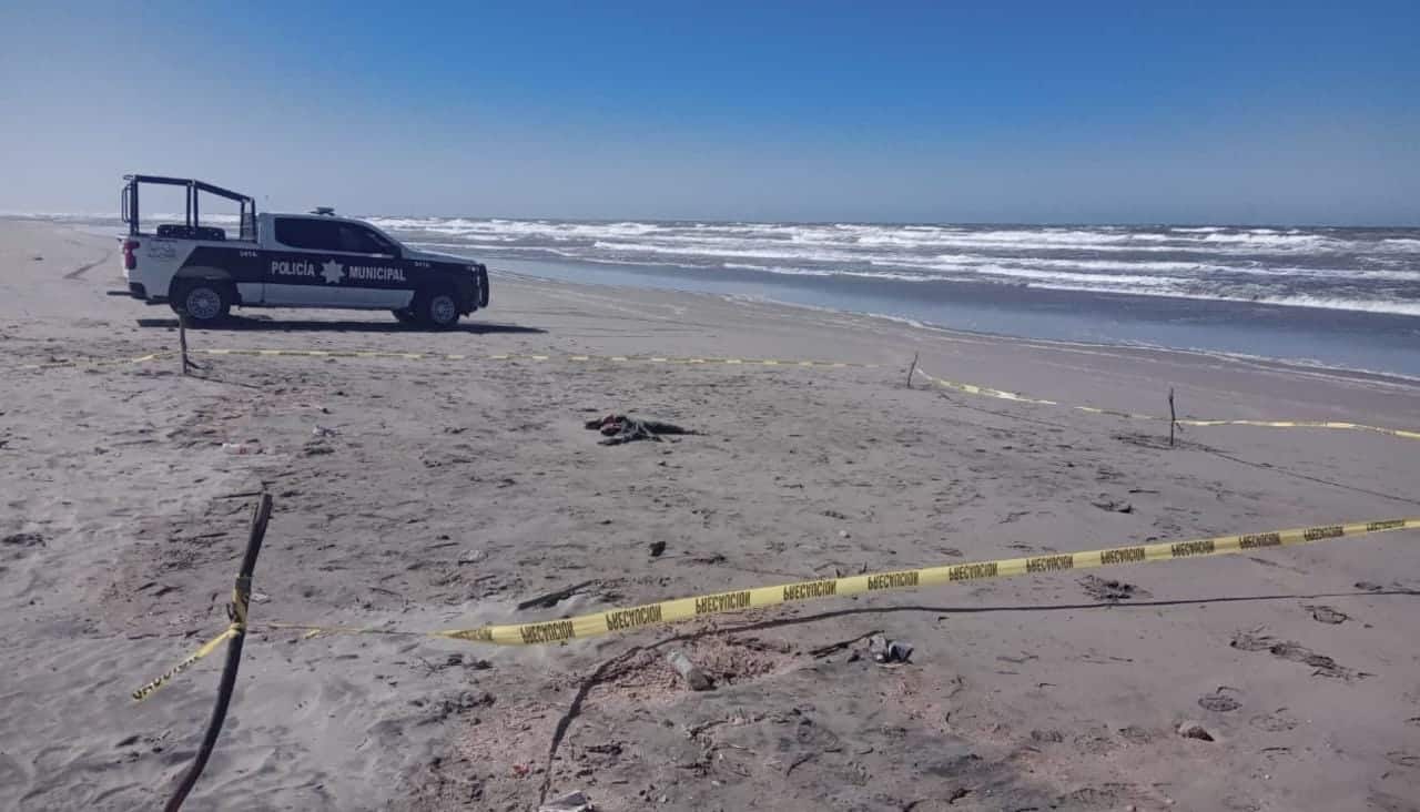 Aparece brazo de una persona a la orilla de una playa en Ahome