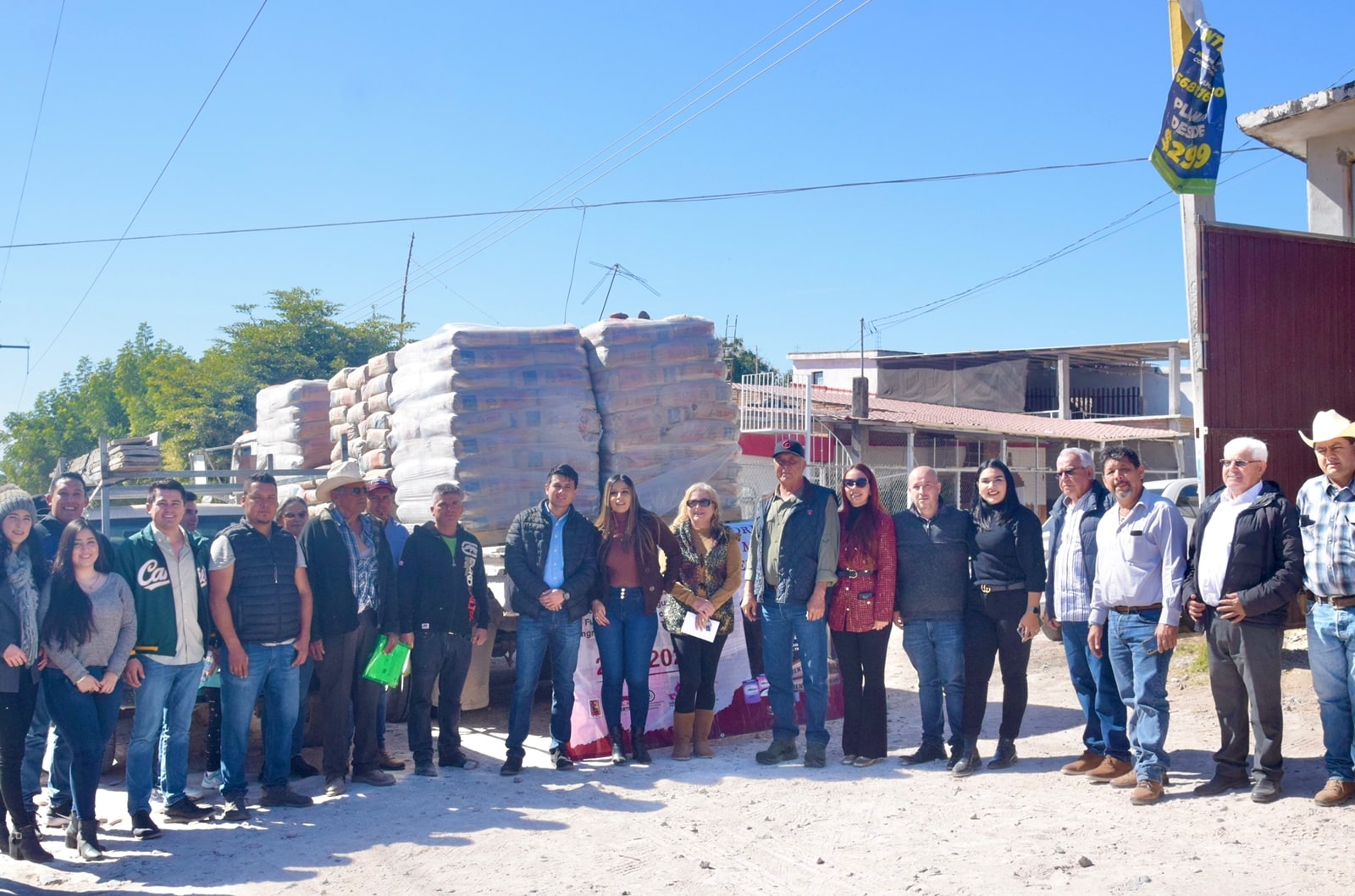 Mariana Trinitaria y Ayuntamiento de El Fuerte entregan sacos de mortero a la población