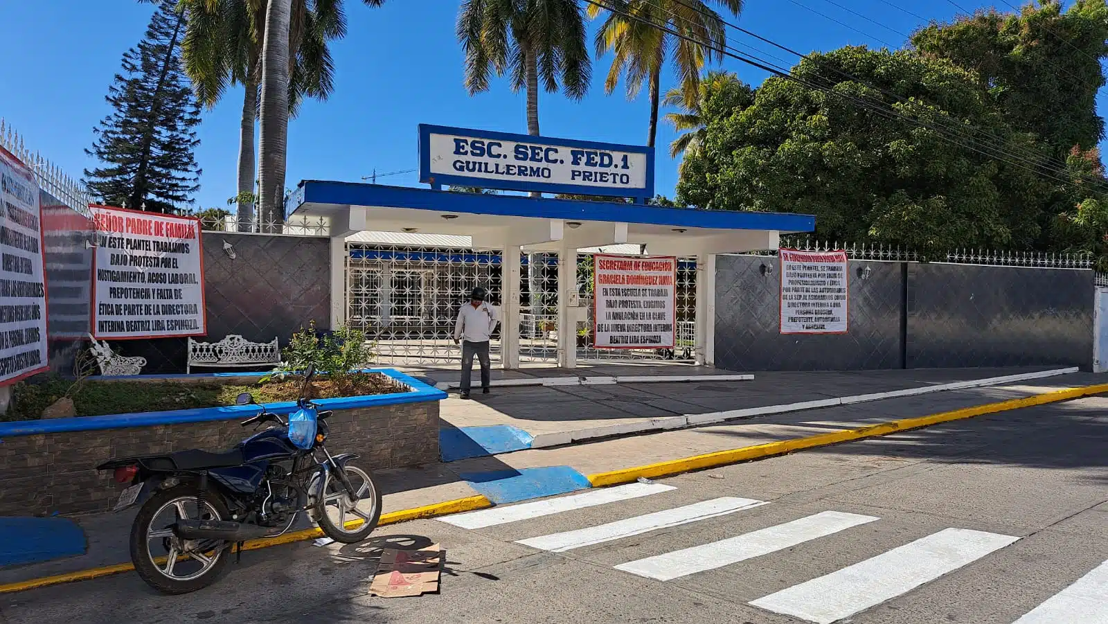 Atiende SEPyC a maestros bajo protesta en secundaria de Mazatlán