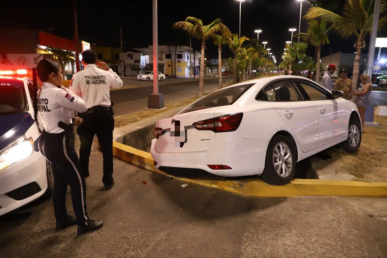 Automóvil queda en la orilla del canal de La Marina en Mazatlán