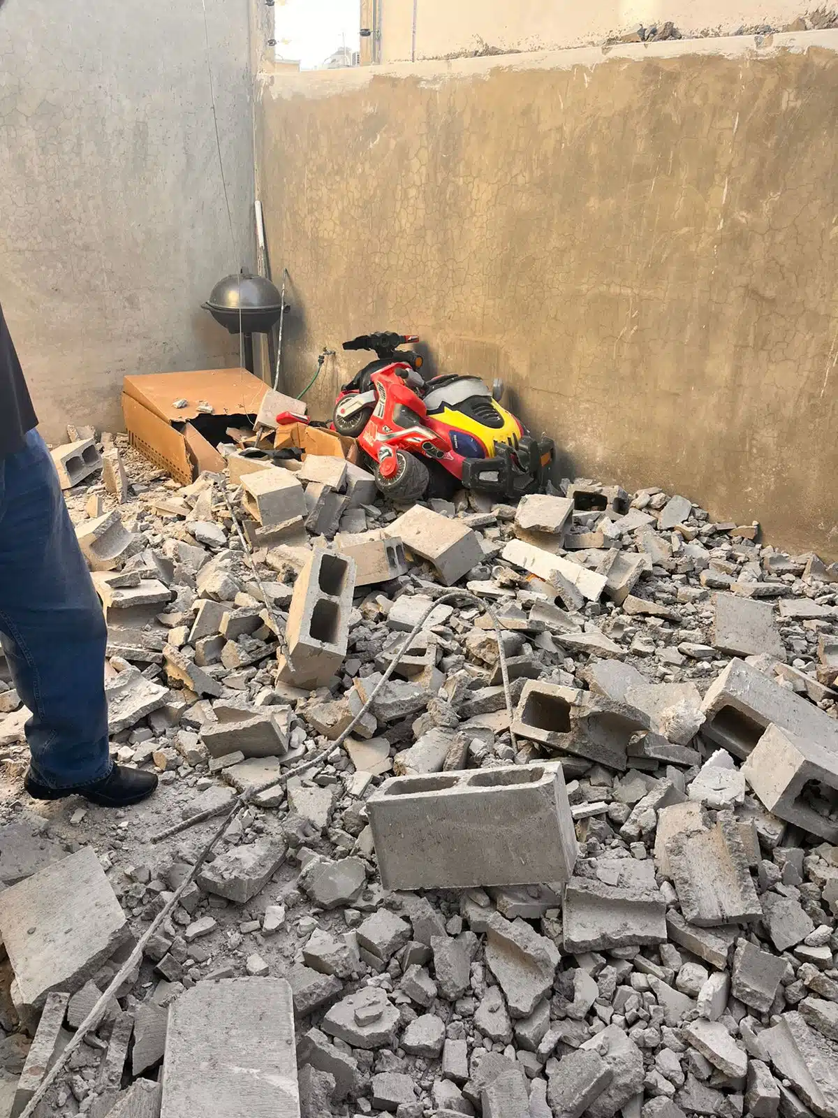 Barda de obra en construcción cae a patio y casi provoca una tragedia en Culiacán