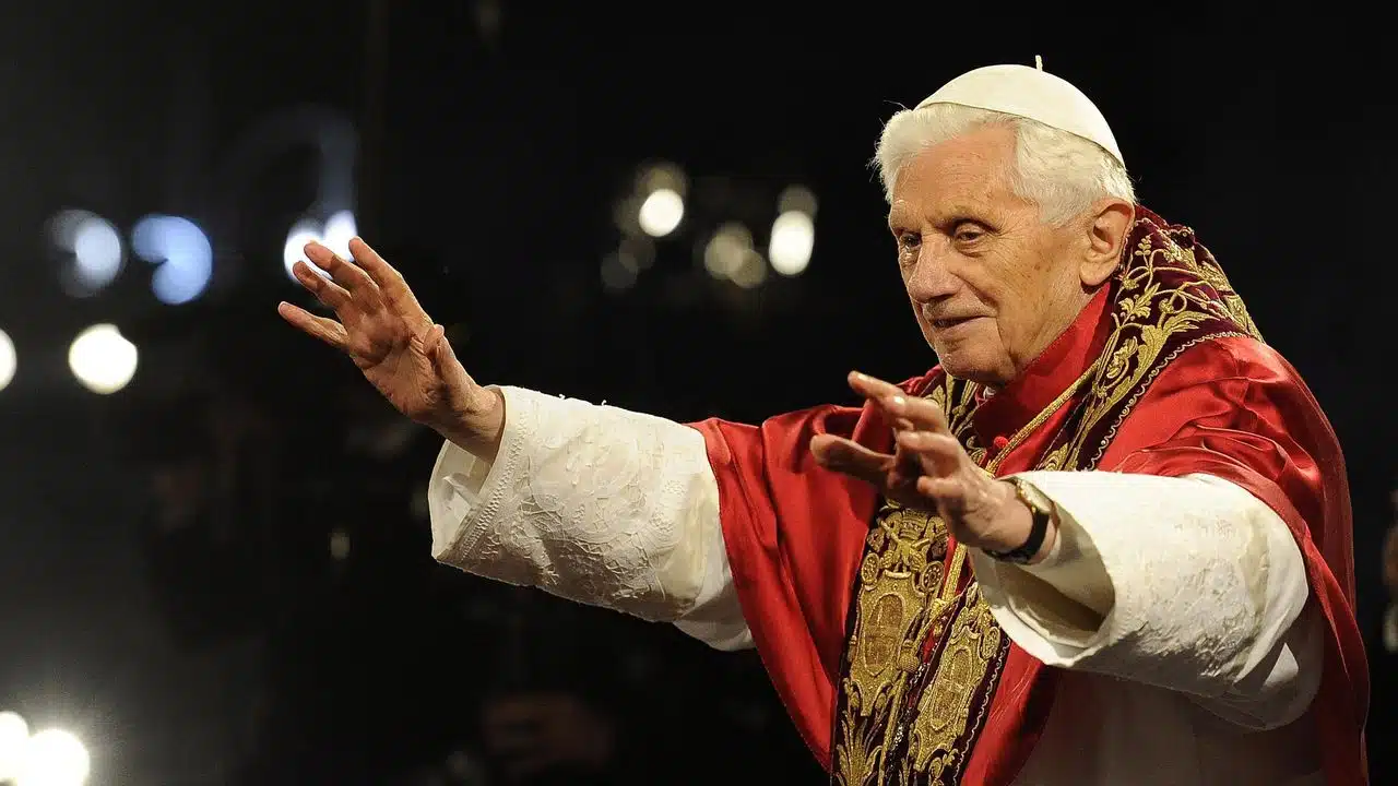 Como papa, a Ratzinger se le conoció con el nombre de Benedicto XVI, quien ocupó el cargo desde su elección en 2005 hasta su polémico retiro que ocurrió en el 2013