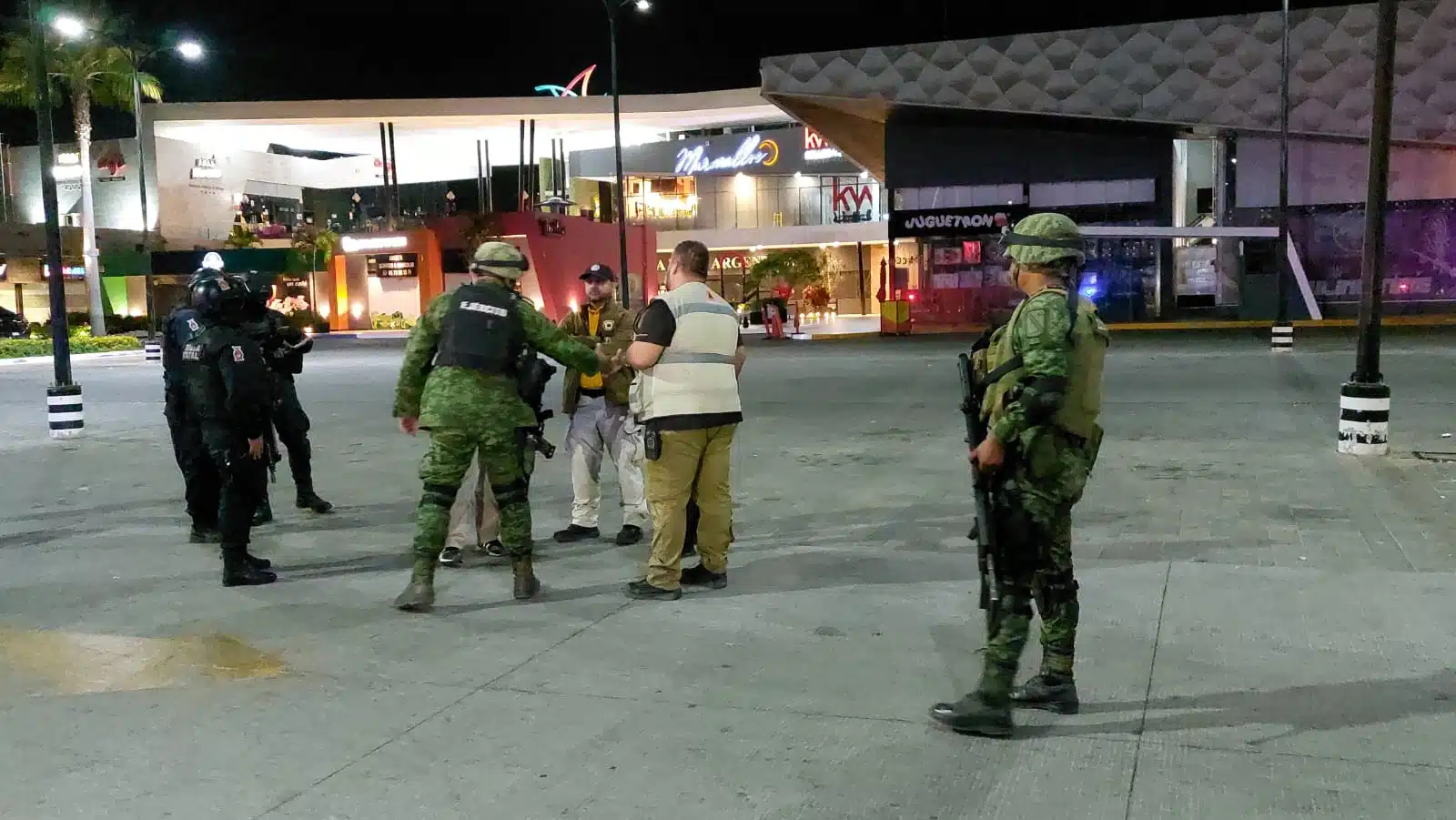 Autoridades continúan buscando la supuesta bomba en plaza comercial de Culiacán