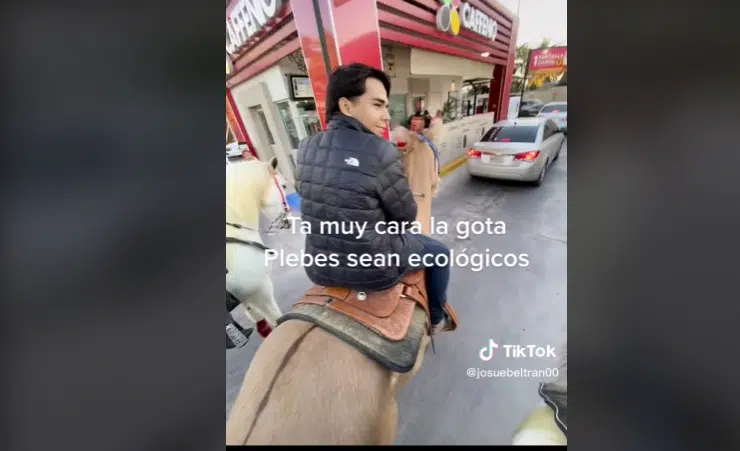 VIDEO: ¡No había carro, pero si caballo! Jóvenes llegan por su Caffenio en Los Mochis y se vuelven virales