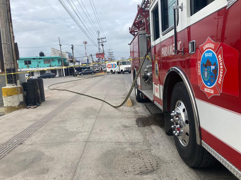Camión repartidor choca y provoca fuga en Mazatlán