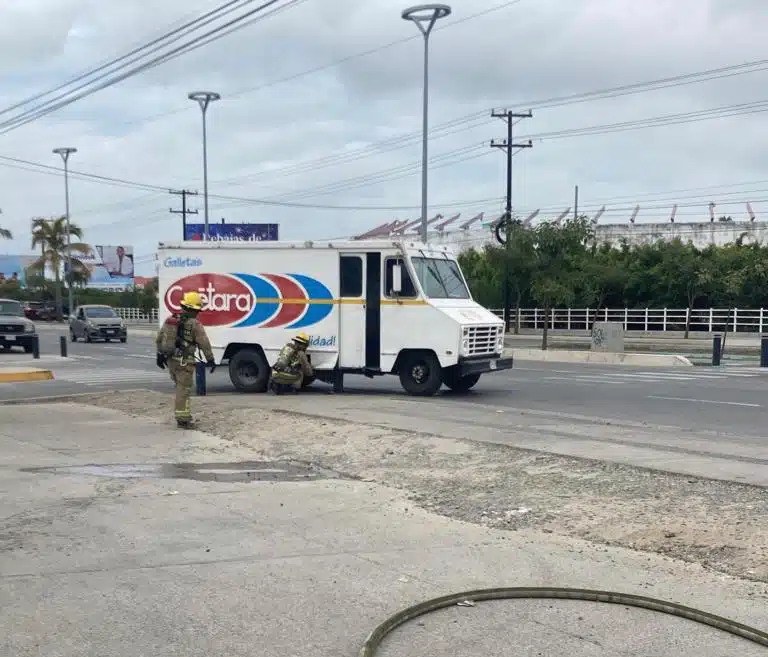 Camión repartidor choca y provoca fuga en Mazatlán