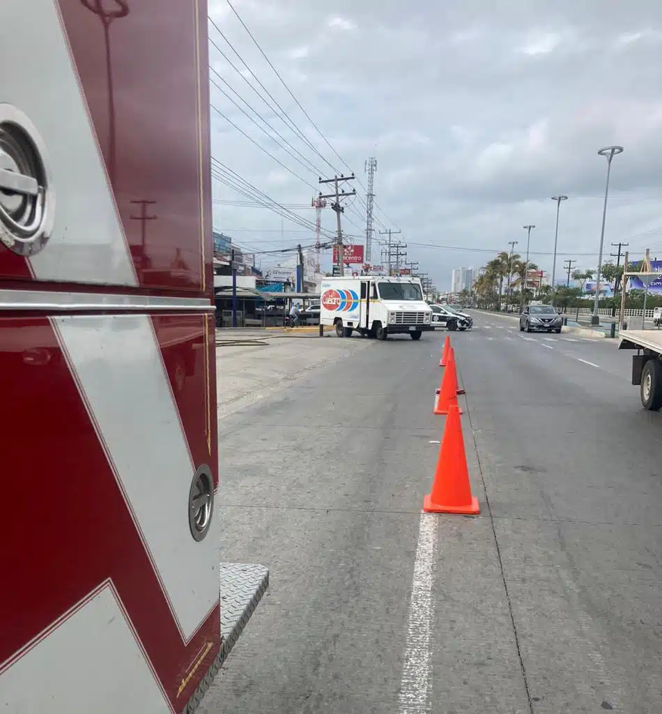 Camión repartidor choca y provoca fuga en Mazatlán