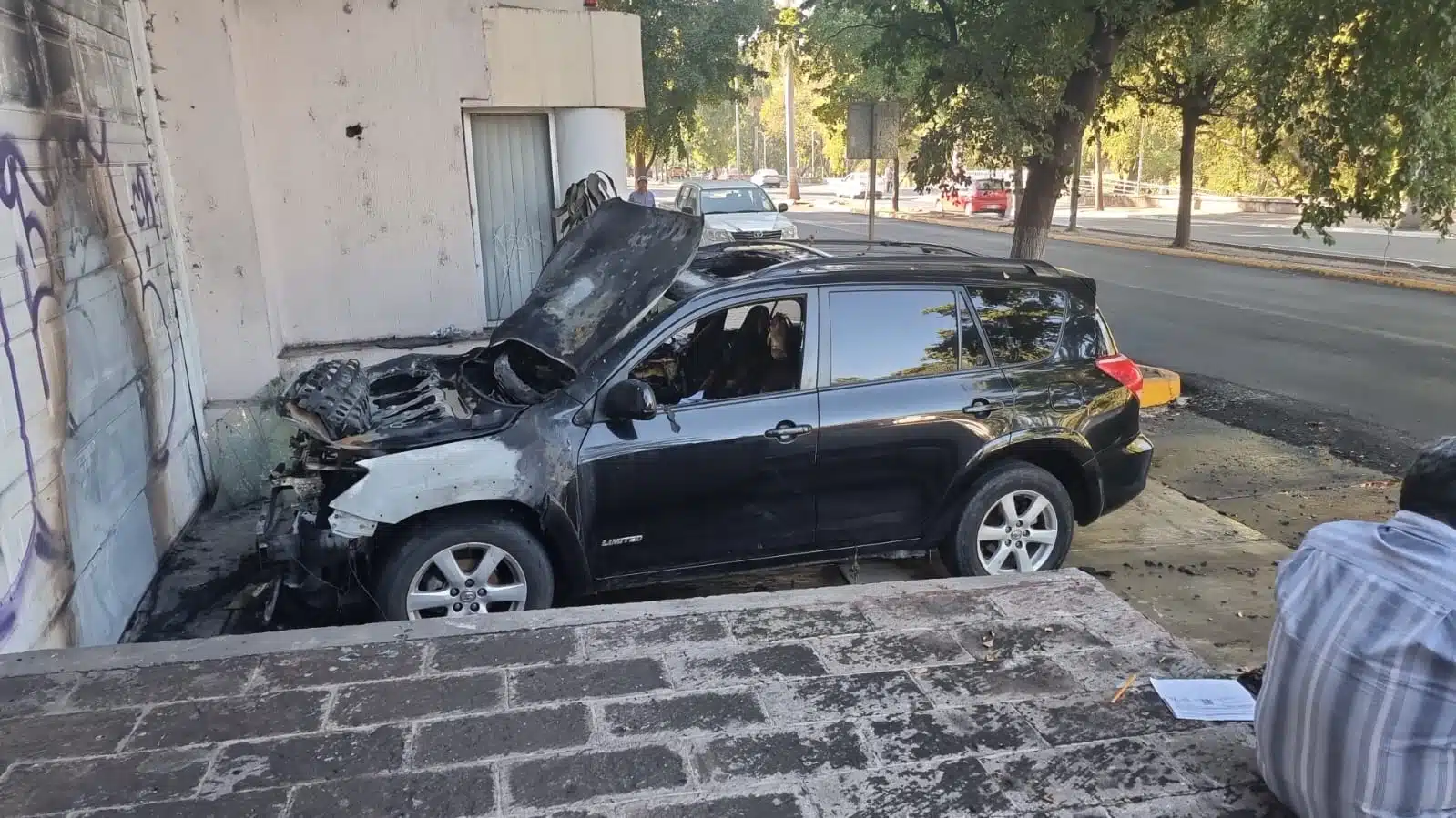 Camioneta estacionada se incendia en pleno Centro de Culiacán