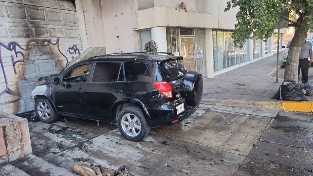 Camioneta estacionada se incendia en pleno Centro de Culiacán 