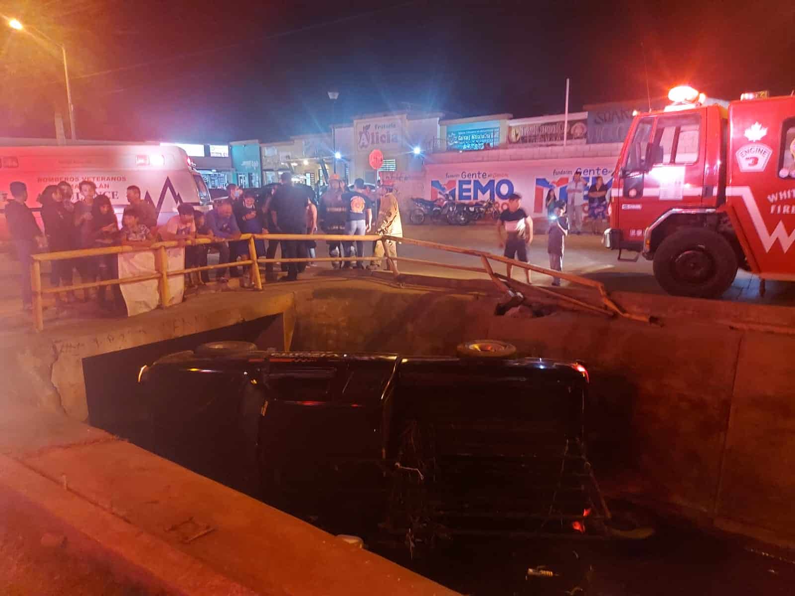Camioneta se va al canal pluvial de Urbivillas en Mazatlán
