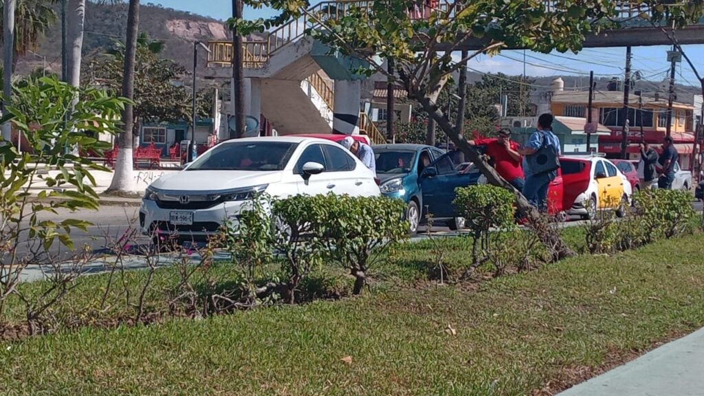 ! Carambola deja daños materiales y causa caos vial en Mazatlán 