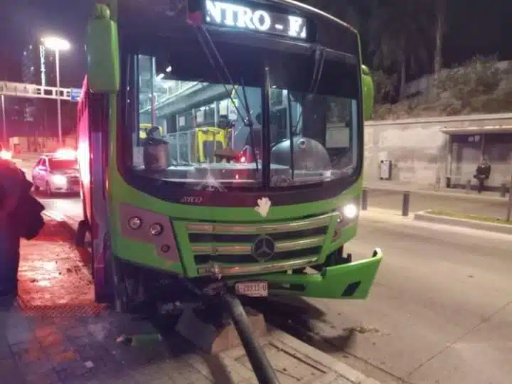 Choca camión urbano y derriba semáforo en Mazatlán