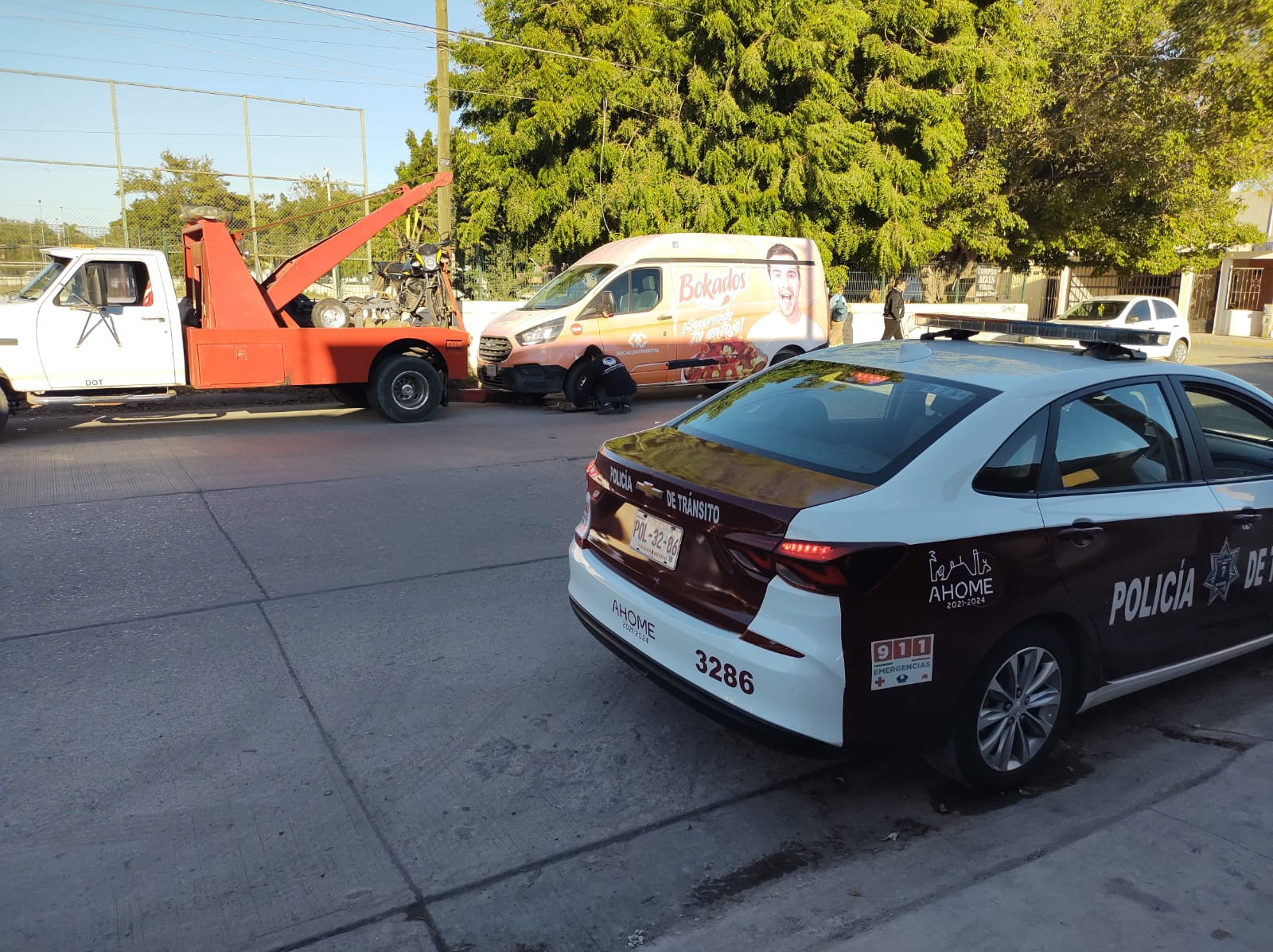 Choque de moto contra vagoneta deja un lesionado en Los Mochis