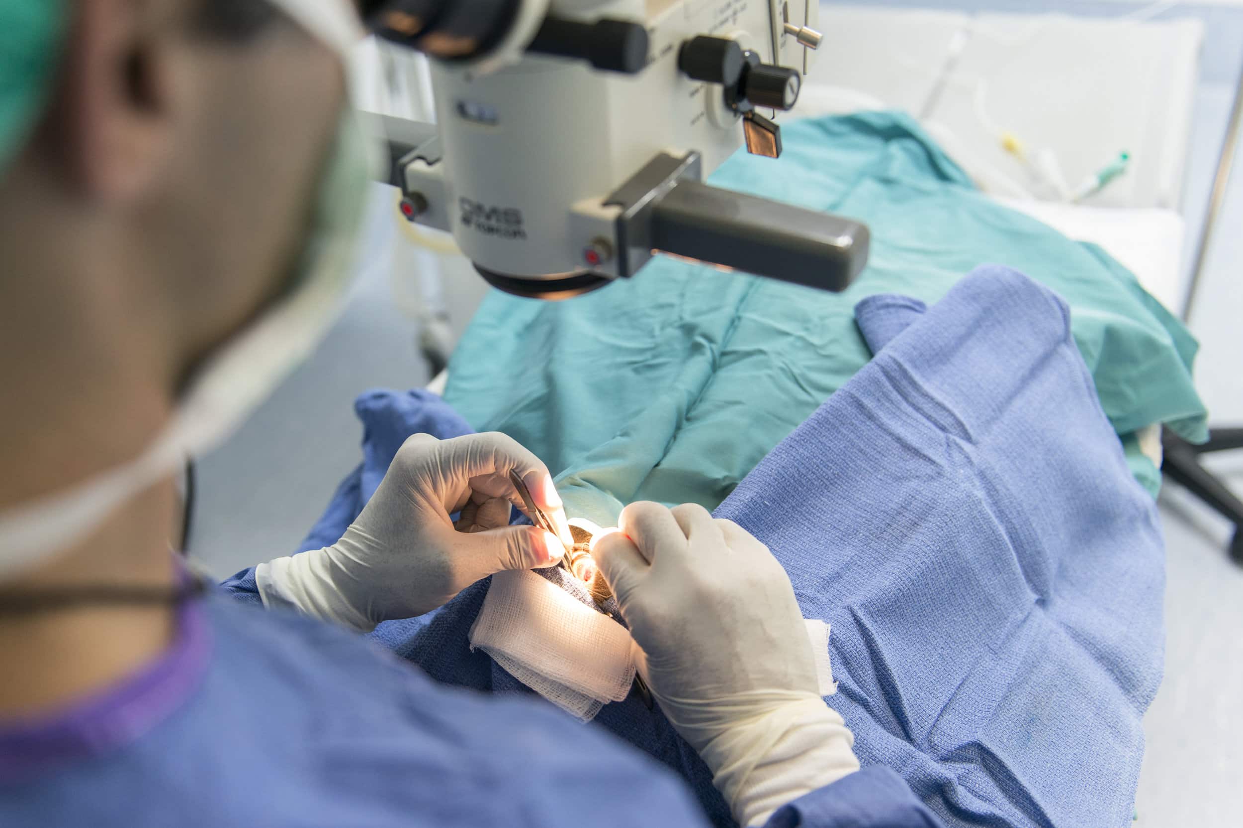 ¡Requieren completar para la cirugía de ojos para su padre! Joven invita a shower médico