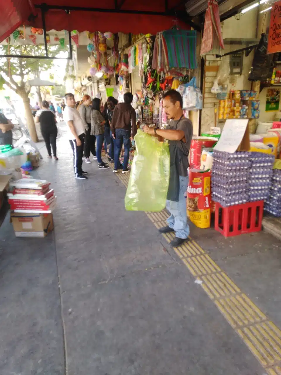 Comerciantes invaden banqueta guía para débiles visuales Centro de Los Mochis