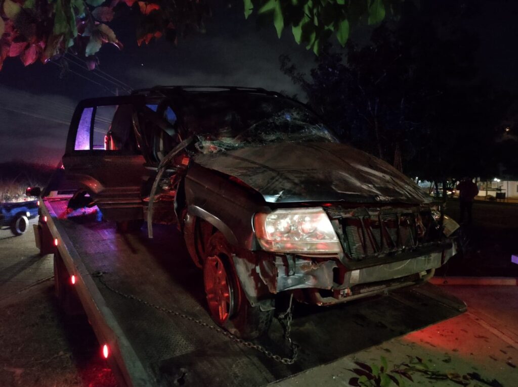 Conductor de camioneta pierde el control y derriba luminaria en Mazatlán