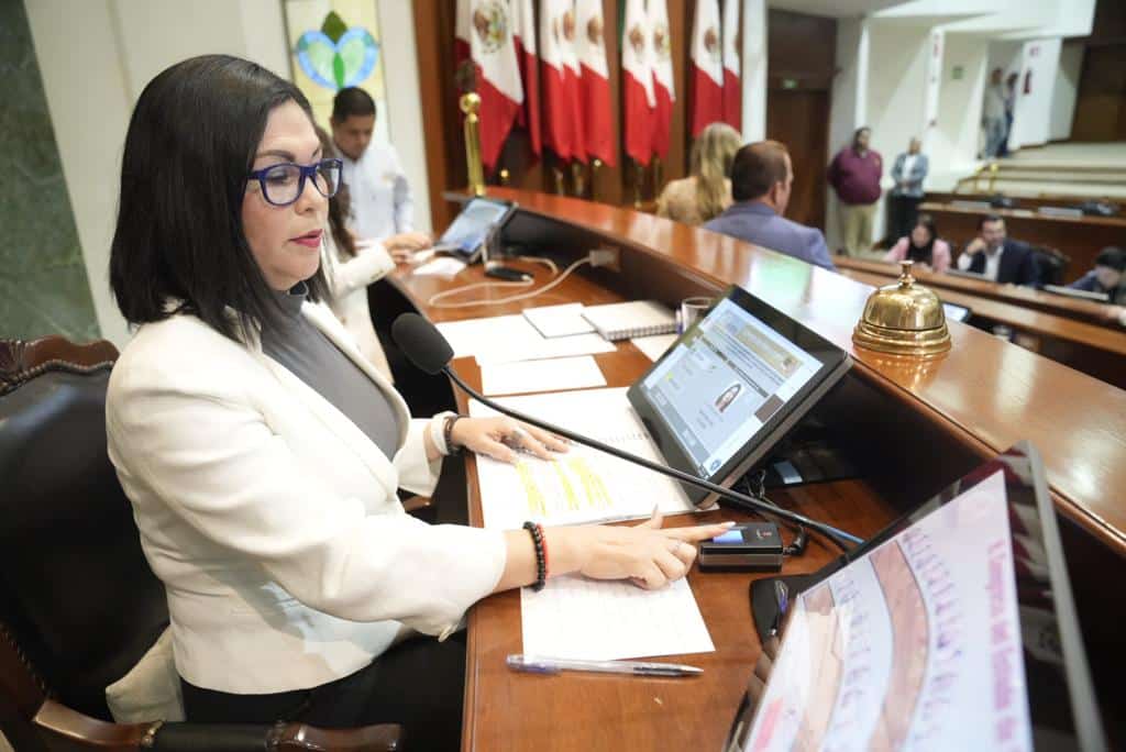 Solicitud de crédito del Ejecutivo al Congreso; la reciben y turnan a Comisión