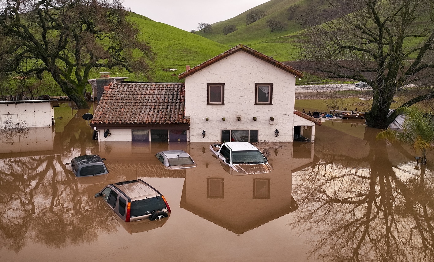 Continúan tormentas implacables en California; reportan 16 muertos