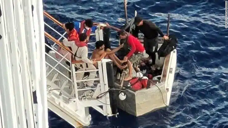 Cruceros rescatan a migrantes tras naufragio en Florida
