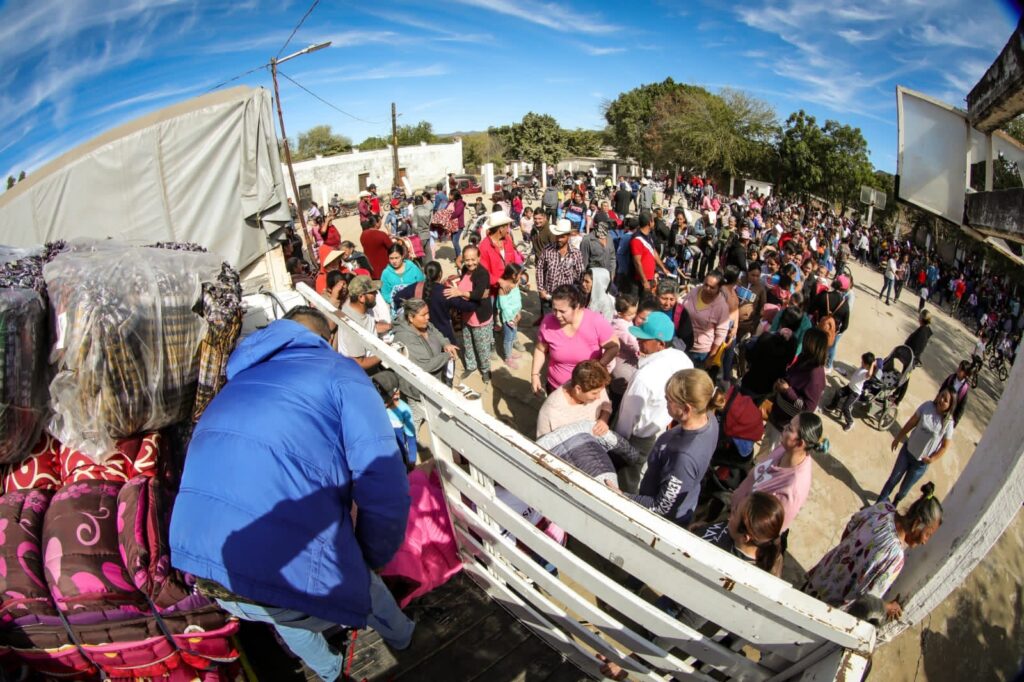 DIF se moviliza y entrega apoyos en comunidades de El Fuerte (4)