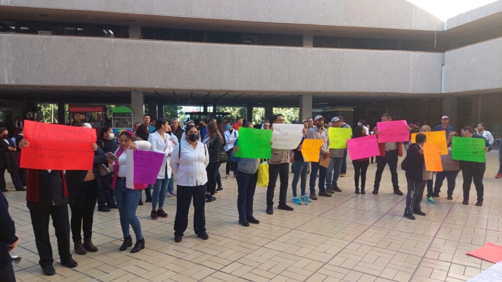 Doctores enfermeras se manifiestan en Palacio de Gobierno