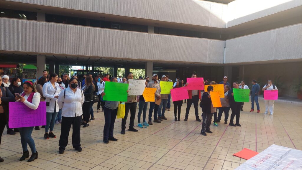 Doctores enfermeras se manifiestan en Palacio de Gobierno
