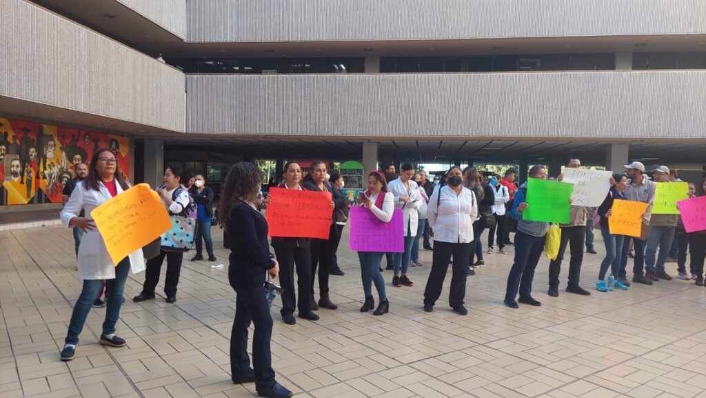 Doctores enfermeras se manifiestan en Palacio de Gobierno