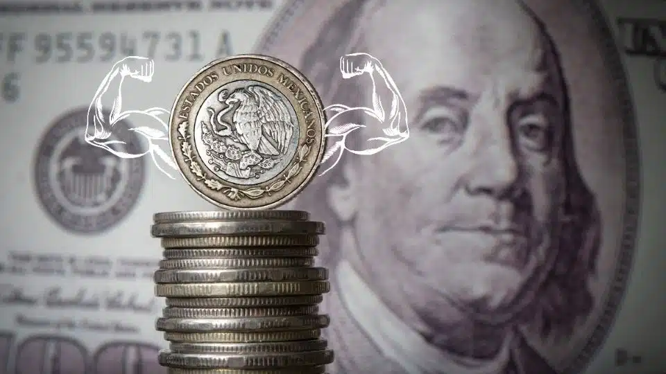 Dólar al fondo con un cerro de monedas mexicanas y una fortachona