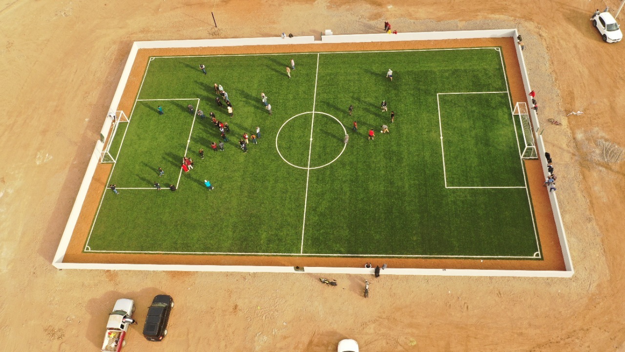 El campo pesquero El Tortugo ya tiene su propio estadio de futbol con pasto sintético
