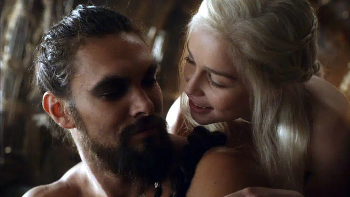 Emilia Clarke y Jason Momoa