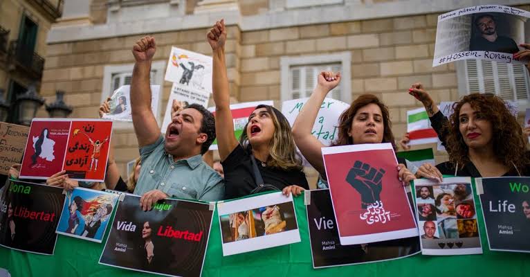 En medio de las protestas, arrestan a tres mujeres periodistas en Irán