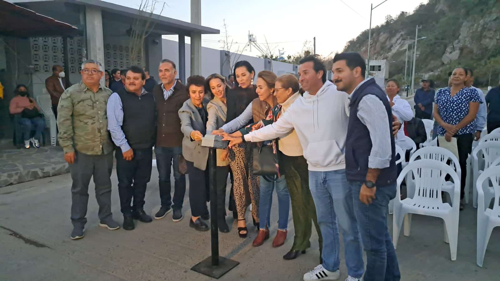 Encienden luminarias de la glorieta El Faro en Mazatlán