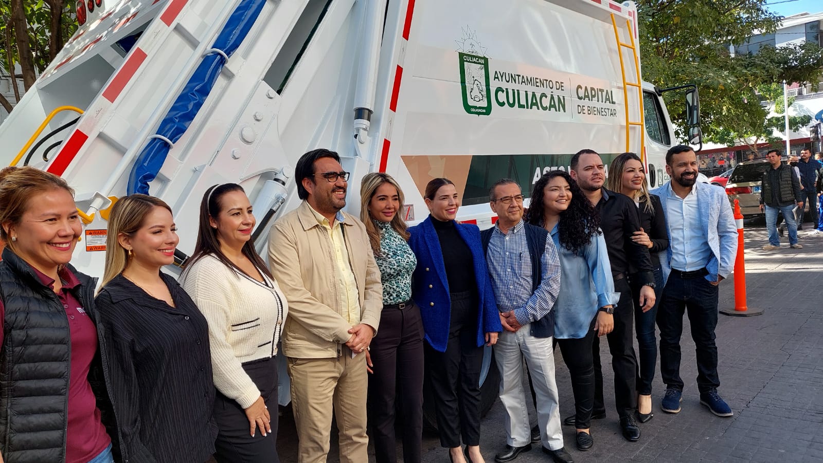 Entregan cuatro camiones recolectores de basura para Culiacán
