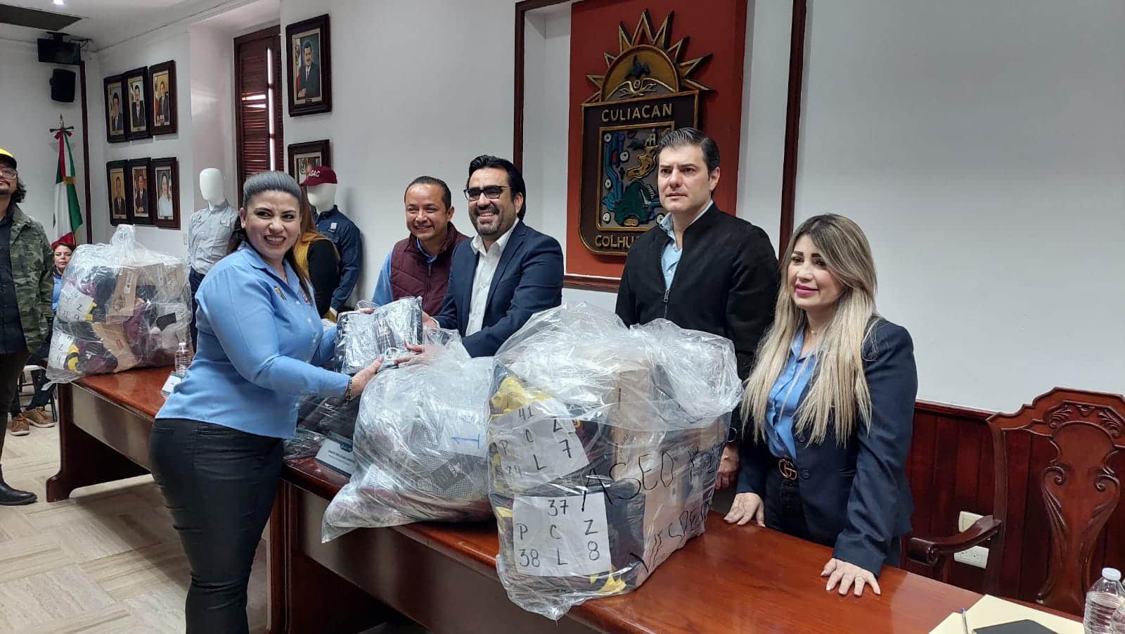 Firman Contrato Colectivo de Trabajo y recibe uniformes el sindicato