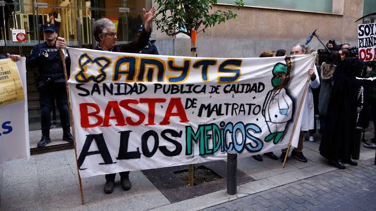 Fuertes protestas en Madrid en contra de recortes en el sector sanitario