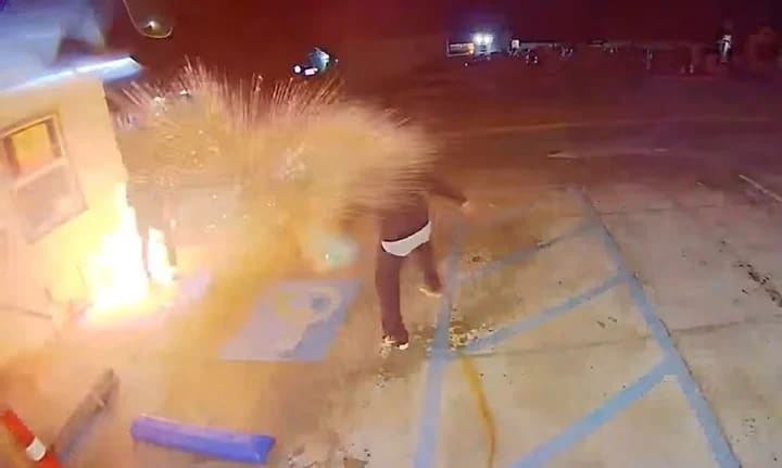 Hombres que intentaban incendiar centro migratorio, ¡terminan quemados ellos mismos!