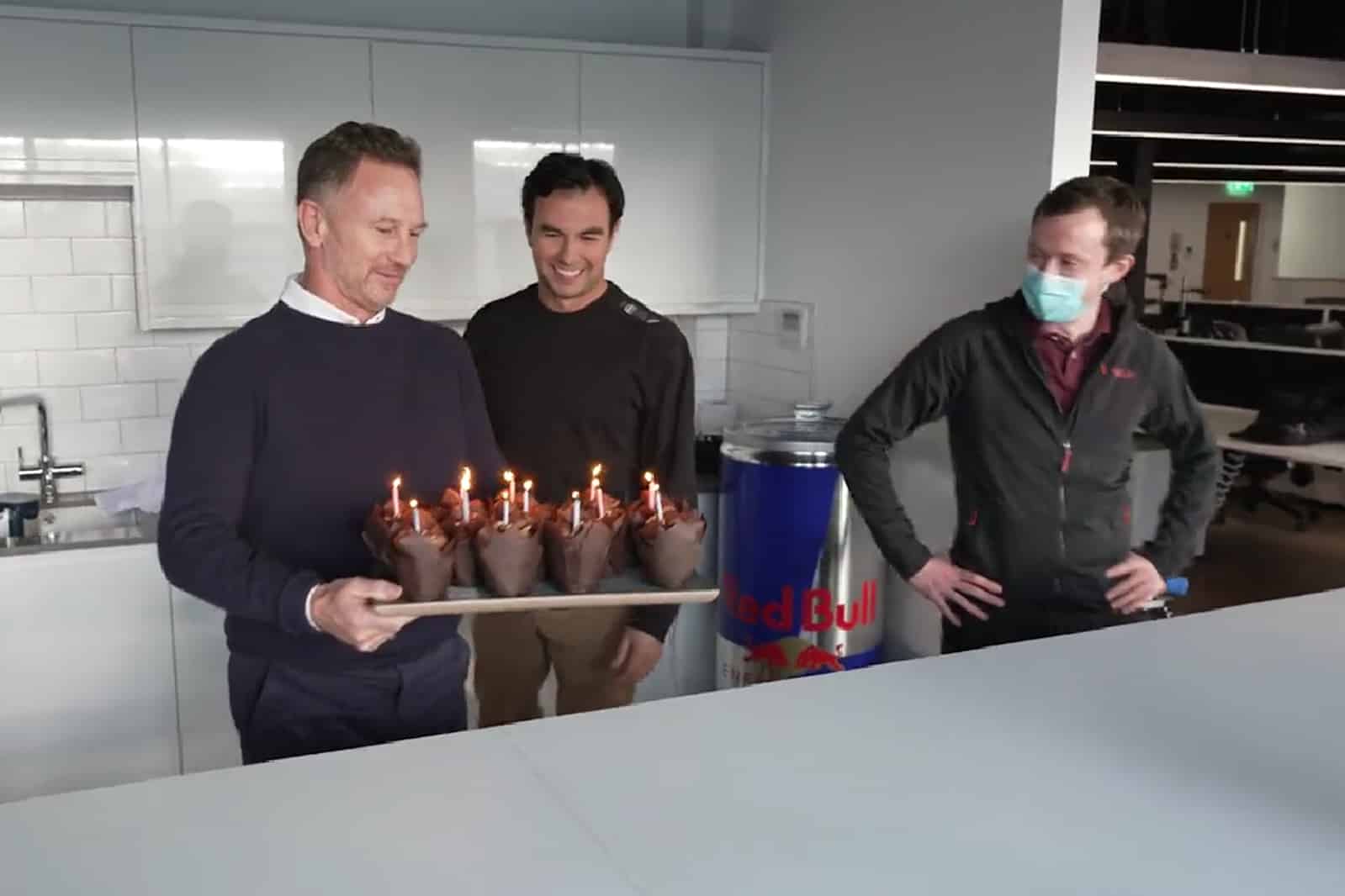 Incomodo cumpleaños de Checo Pérez; Max Verstappen le canta las mañanitas