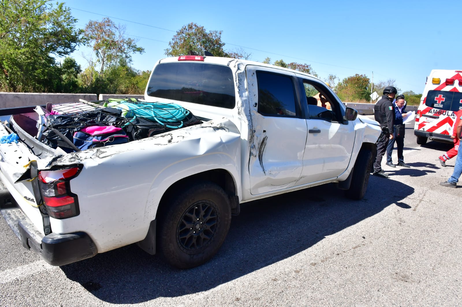 Intentan despojar camioneta a paisanos por “La Costera”
