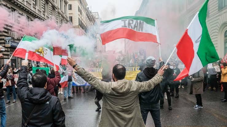 Irán se manifestó por intromisión internacional en asuntos internos