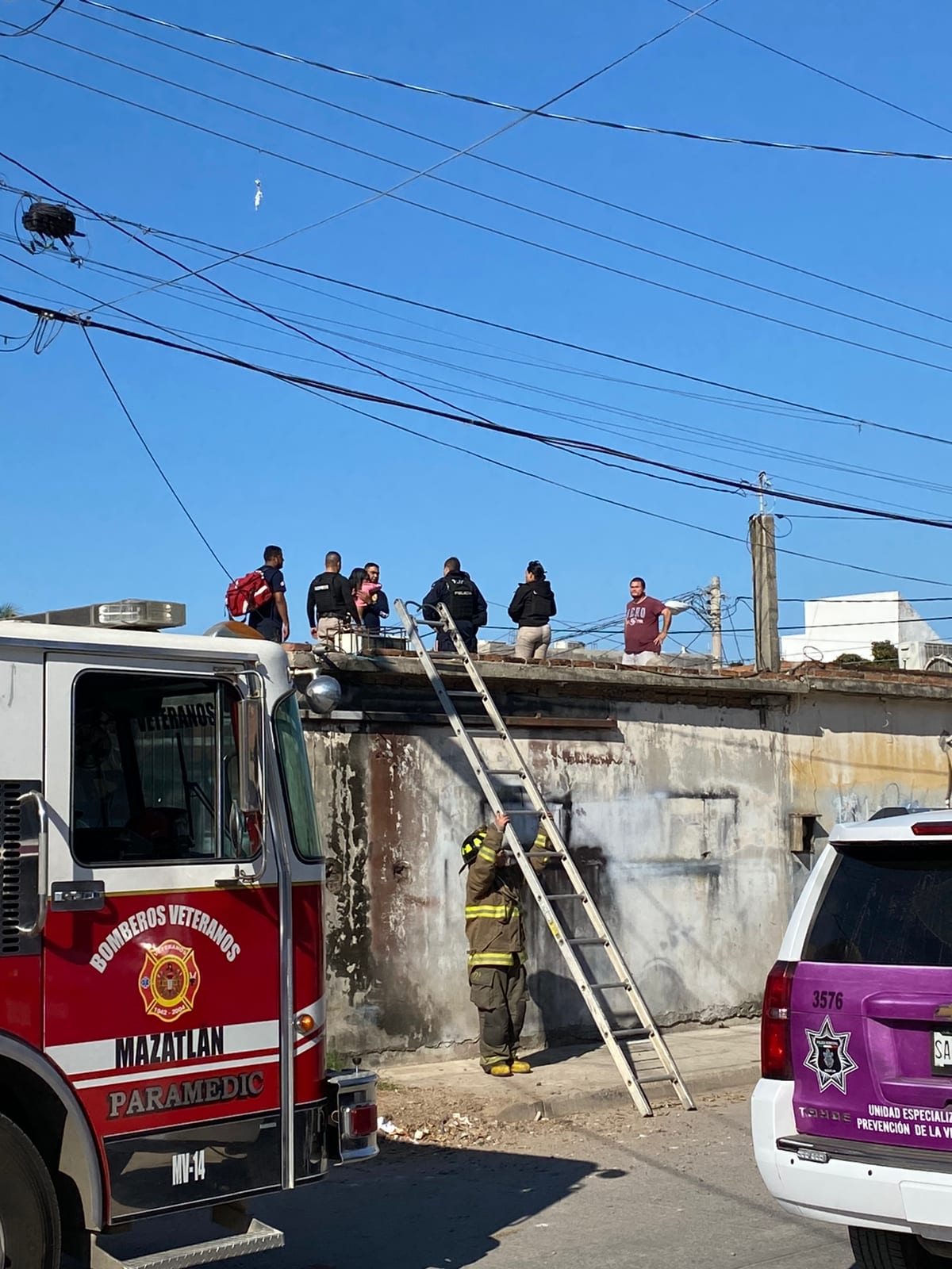 Joven de 22 años intenta arrojarse al vacío desde la azotea de su casa