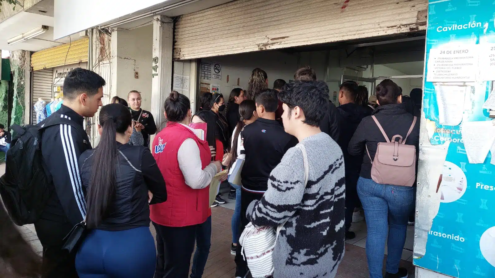 Jóvenes pasan horas esperando turno para obtener beca Benito Juárez