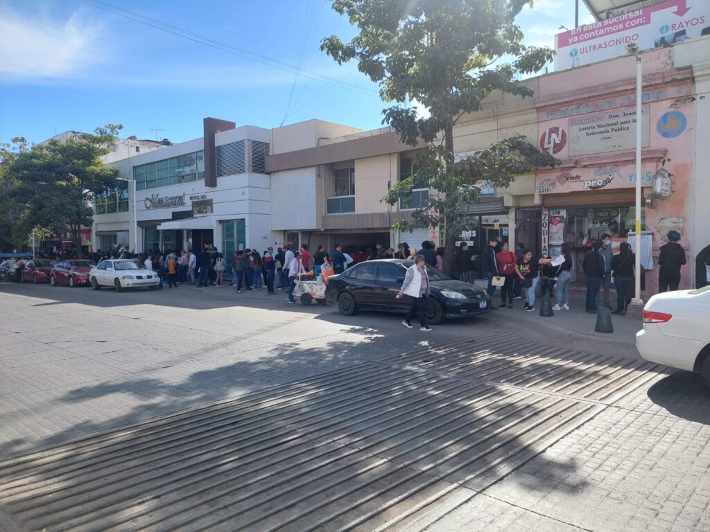 Jóvenes pasan horas esperando turno para obtener beca Benito Juárez