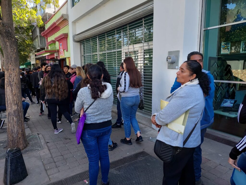 Jóvenes pasan horas esperando turno para obtener beca Benito Juárez 